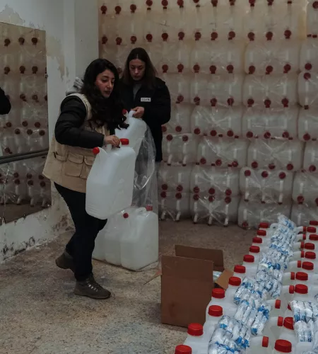 Syrie_2023_uitdelen hygiene-min