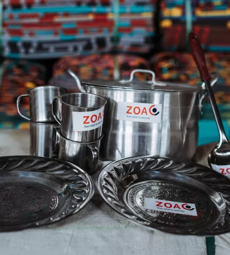 ZOA helpt met potten en pannen