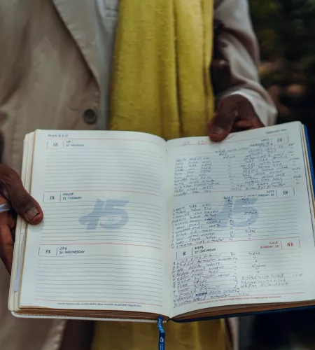 Boek met namen van vermoorde mensen in een dorp