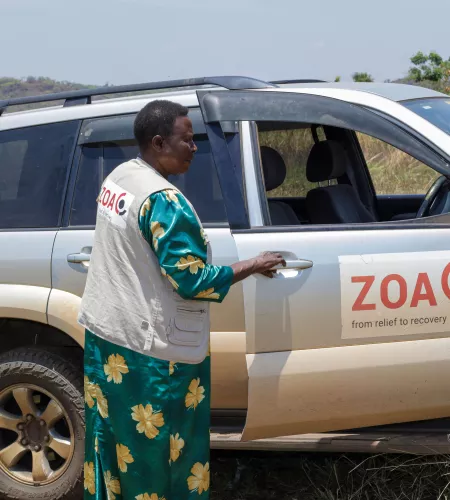 Edisa Gasi bij de ZOA auto