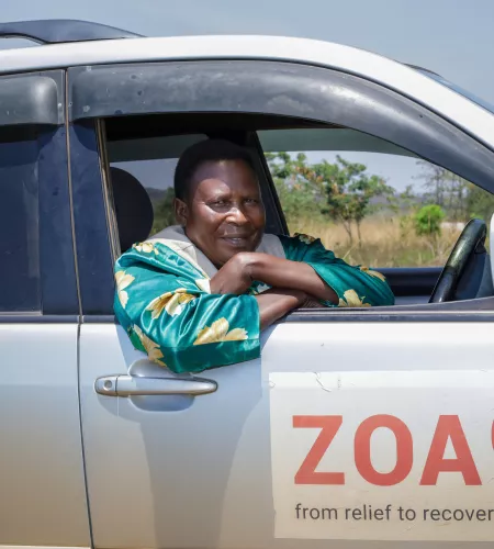 Edisa Gasi in haar auto