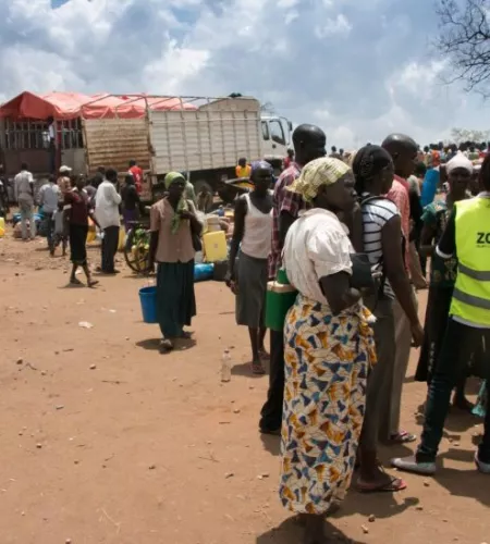 Ugander werden von ZOA Mitarbeitern mit Wasserkanistern versorgt