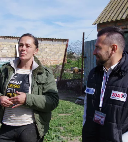 Halyina met een ZOA medewerker