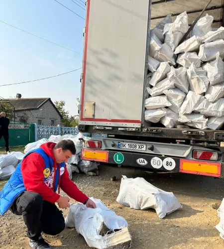 Brandhout uitdelen in Oekraïne voor de winter