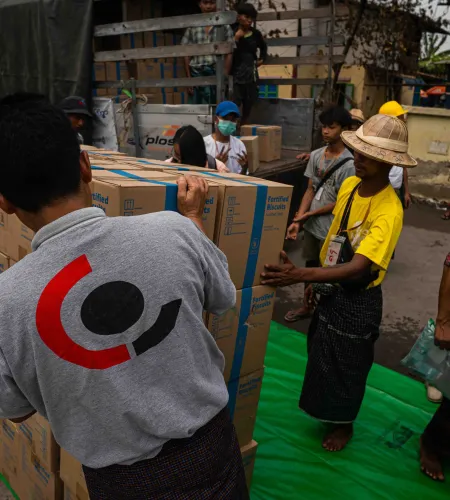 ZOA deelt voedselpakketten uit na aardbeving in Myanmar