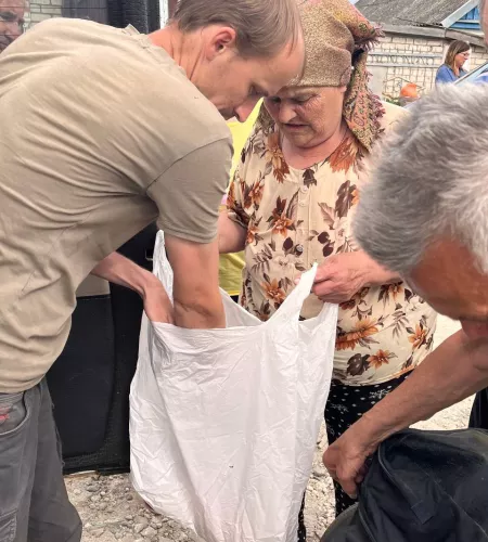 Een vrouw krijgt levensmiddelen in Oekraïne