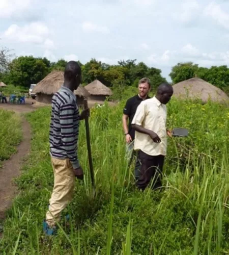 ZOA Mitarbeiter David unterstützt bei der Landregistrierung in Uganda