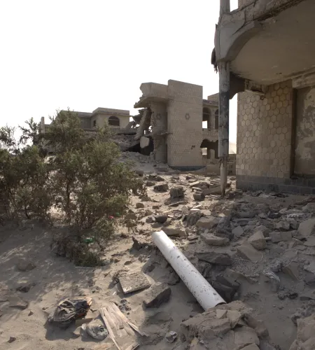 Verwoeste huizen in Jemen