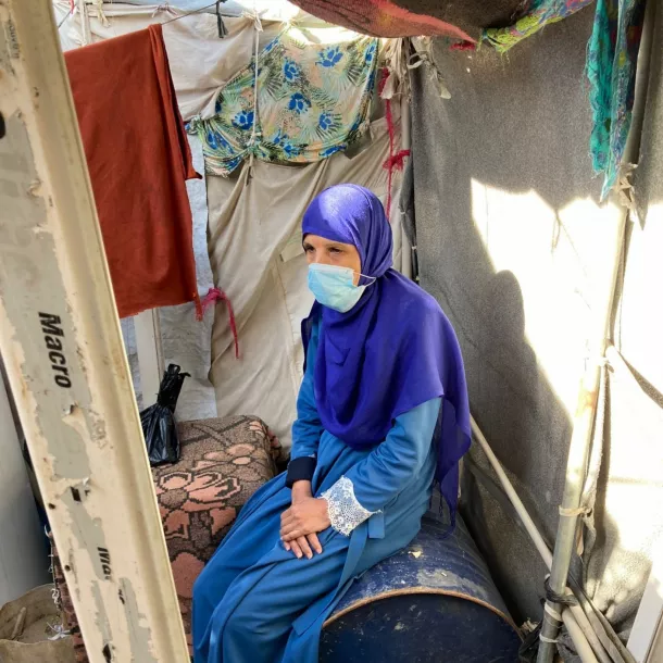 Shahinaz op een oude kerosine ton, bij gebrek aan meubels