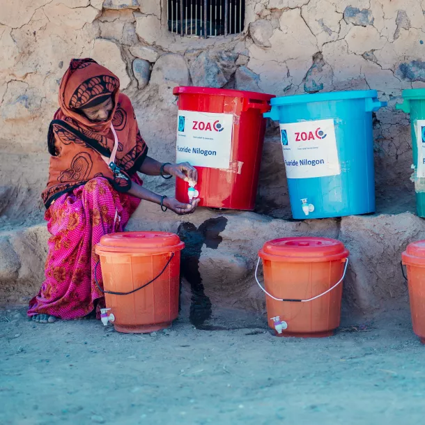 Woman uses water filters in Yemen