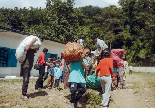 Noodhulp wordt uitgedeeld in Nepal