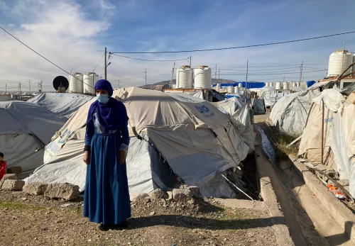 Shahinaz voor haar tent in vluchtelingenkamp Bardarash in Irak