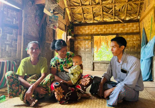 Thein Aye en zijn zoontje