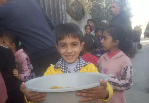 Jongen na ontvangen voedsel