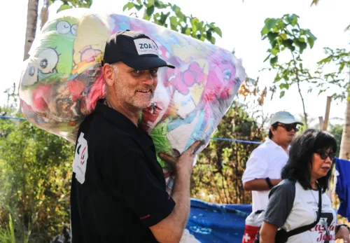 Willem van Burgsteden hilft bei der Verteilung von Soforthilfepaketen.