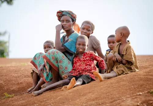 Wat is er aan de hand in Burundi: Vrouw uit Burundi met haar kinderen