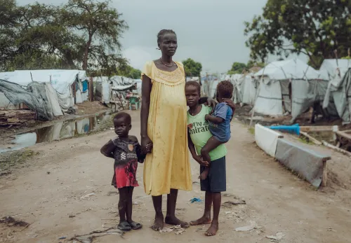 Nyagai met haar kinderen in het vluchtelingenkamp