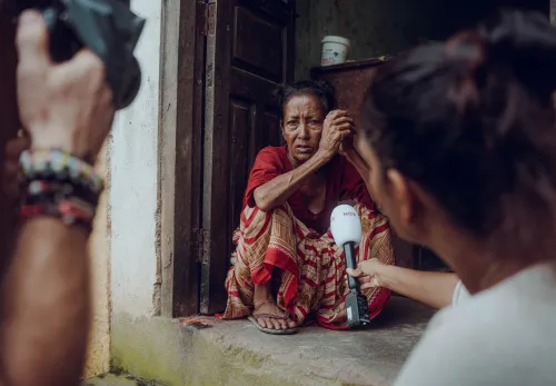 Een vrouw in Nepal wordt geïnterviewd door NOS