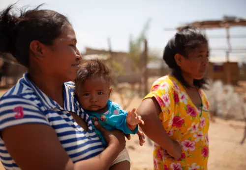 Wat is er aan de hand in Colombia: twee Venezolaanse vrouwen met baby's in een vluchtelingenkamp