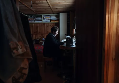 Tetiana Petryk achter haar naaimachine