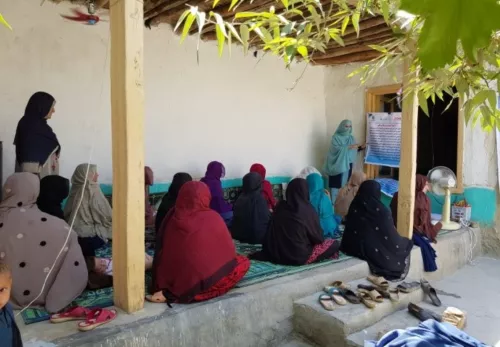 Werknemers blijven werken in Afghanistan: vrouwen opleiden