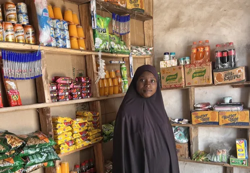Aishatu in haar winkeltje