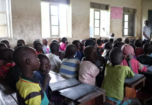 Kinderen in een klas in Uganda