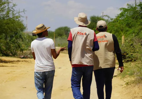 ZOA medewerkers met lokale bevolking