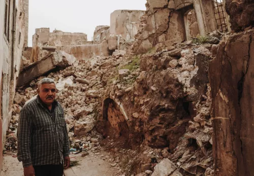 Faris bij de brokstukken van zijn huis