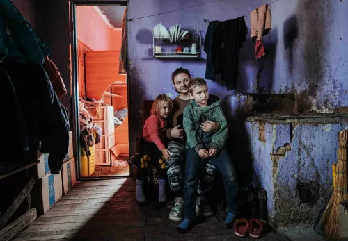 Alyna, Bohdan en Sasha in het huis van hun opa en oma