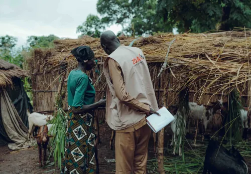 Nyariak met ZOA-medewerker