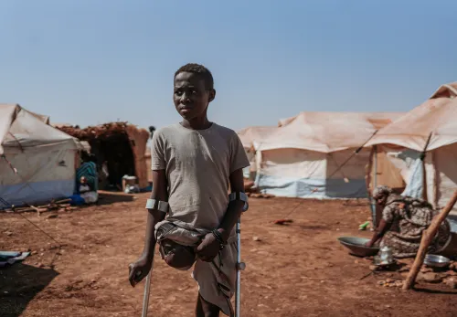 Een jongen in Sudan met één been