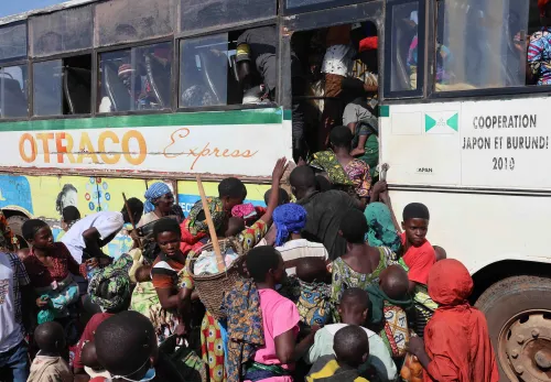Vluchtelingen bij bus