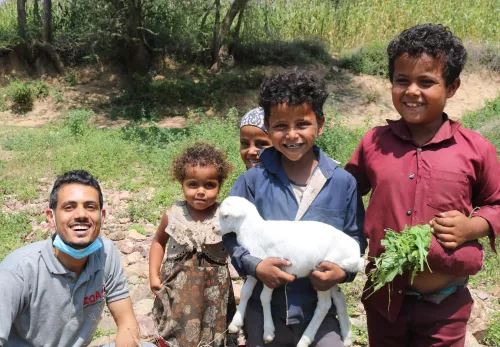 Lachende kinderen met een ZOA medewerker in Jemen