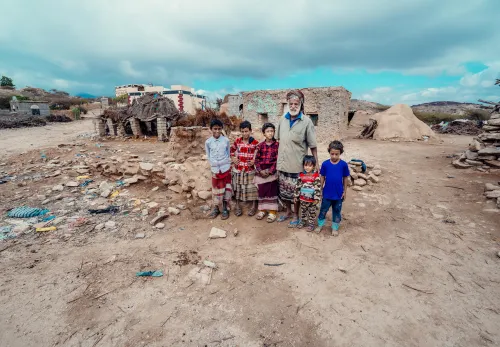 Man met kinderen in Jemen
