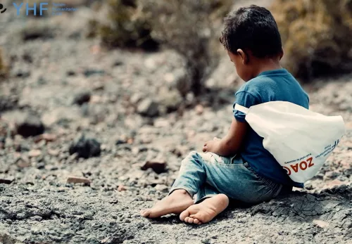 Jongetje kijkt moedeloos naar grond