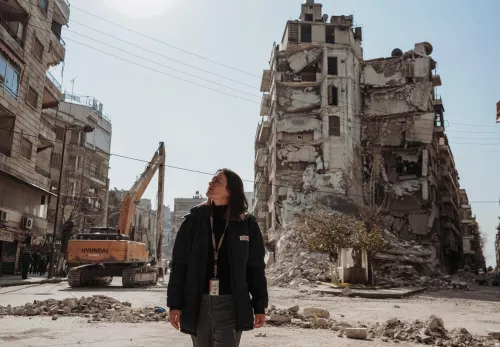 Marjanne bekijkt de aardbevingsschade in Aleppo