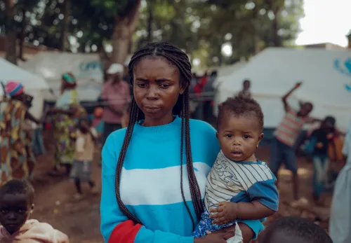 Marta en haar baby in een vluchtelingenkamp