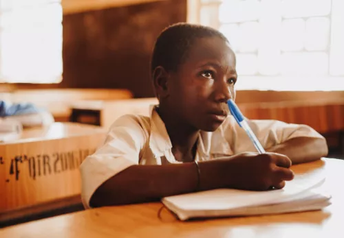 Kind in de les in Nigeria