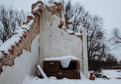 Kapotgeschoten huis in de sneeuw in Oekraïne