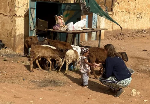 Marije Sas ontmoet een klein meisje in Sudan