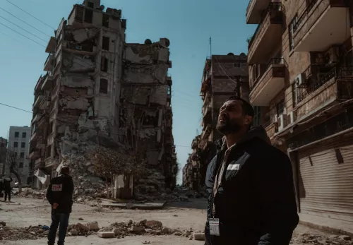 ZOA medewerker kijkt naar de schade in Aleppo