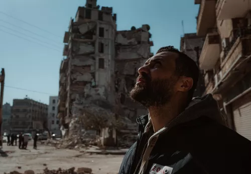 Syrië Ehab bekijkt de schade na de aardbeving