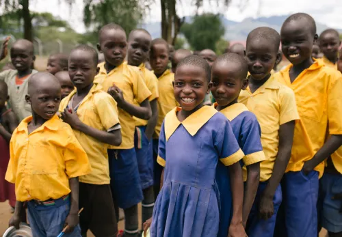 Kinderen in Uganda in schooluniform