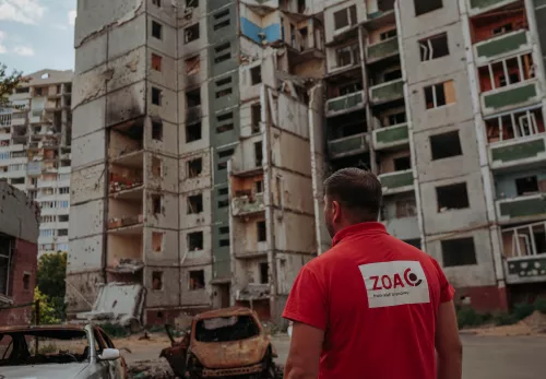 ZOA medewerker kijkt naar de schade in Oekraïne