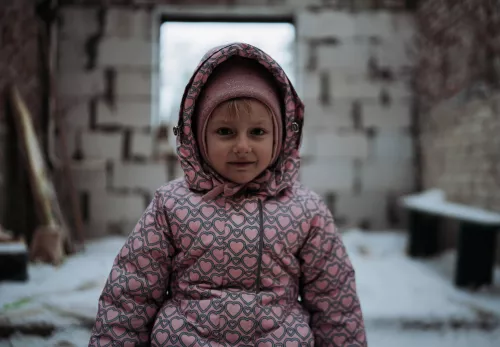 Veronika in haar kapotte huis in Oekraïne