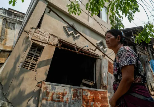 Daw Soe Soe bij haar huis in Myanmar na aardbeving