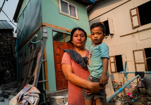 Ma Ei Phyu en haar zoontje in Myanmar