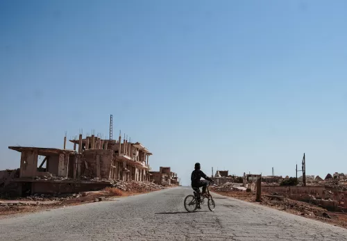 Een weg in Idlib, Syrië. In dit voormalig IS-bolwerk is een tekort aan alle dagelijkse levensbehoeften.