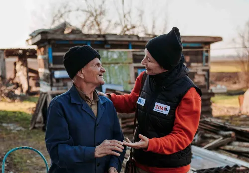 Een man en een ZOA medewerker in Oekraïne